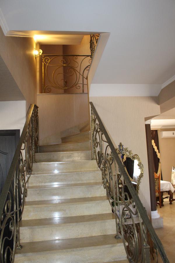 Leon Hotell Tbilisi Exteriör bild